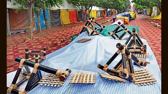 Standing water entered stalls despite tarpaulin covers, say stall owners. (Gurpreet Singh/HT)