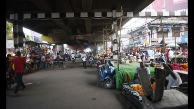 A full-fledged market functioning under the Nishatganj flyover in Lucknow (Mushtaq Ali/HT)
