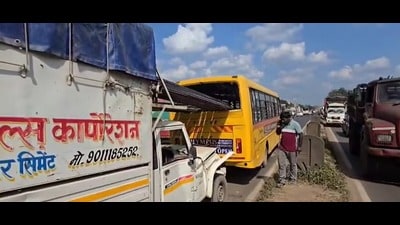 A pickup truck loaded with steel rods, which was following the bus, rammed into it from behind. Subsequently, the truck also crashed into the pickup. (HT)