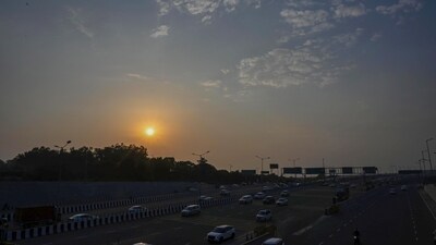 Gram it: Done with the rain? Well, IMD has issued a forecast for Delhi-NCR that includes dry weather for the next five to seven days. Clearly, this is the monsoon retreating. Here's how clear blue skies were seen over UER II in the evening on Wednesday. (Photo: Vipin Kumar/HT)