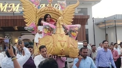 IAS Sanskriti Jain was carried on a palanquin at her farewell ceremony in Seoni.