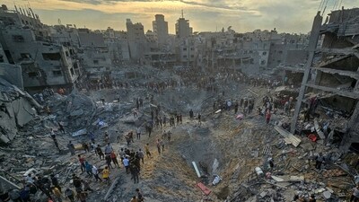 Palestinians search for casualties at the site of Israeli strikes on houses in Jabalia refugee camp in the northern Gaza Strip, October 31, 2023. (Reuters/File Photo)