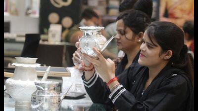 Lucknow is seeing increased footfall in markets ahead of Diwali. (HT Photo) Lucknow is seeing increased footfall in markets ahead of Diwali. (HT Photo)
