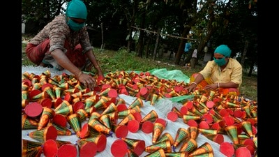Only light-emitting firecrackers are permitted during the restricted hours, and bursting crackers on public roads or within 10 metres of them is not allowed. (HT PHOTO)