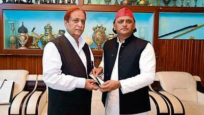 Samajwadi Party leader Azam Khan and party chief Akhilesh Yadav in Rampur on Wednesday. (HT Photo) Samajwadi Party leader Azam Khan and party chief Akhilesh Yadav in Rampur on Wednesday. (HT Photo)