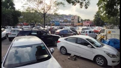 Shopping hubs such as 3B1, 3B2, and Phase 5 have turned into gridlock zones. (Ravi Kumar//HT) Shopping hubs such as 3B1, 3B2, and Phase 5 have turned into gridlock zones. (Ravi Kumar//HT)