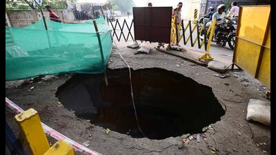 The Jal Nigam and Jalkal departments have barricaded the site and begun preparations to repair the damaged line. (Deepak Gupta/HT Photo)