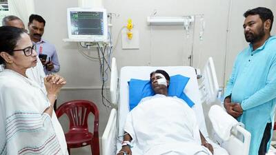WB CM Mamata Banerjee met BJP MP Khagen Murmu who was injured in attack during his visit to flood-affected areas. (ANI photo) WB CM Mamata Banerjee met BJP MP Khagen Murmu who was injured in attack during his visit to flood-affected areas. (ANI photo)