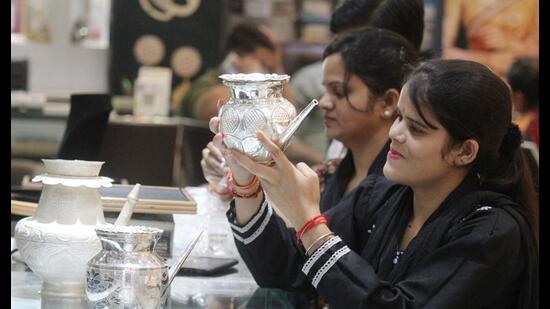 Lucknow is seeing increased footfall in markets ahead of Diwali. (HT Photo)