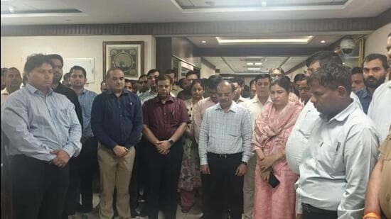 Noida authority’s CEO Lokesh M along with other staff members paid their respects at the meet convened in the afternoon at the authority’s Sector 6 office. (HT Photos)
