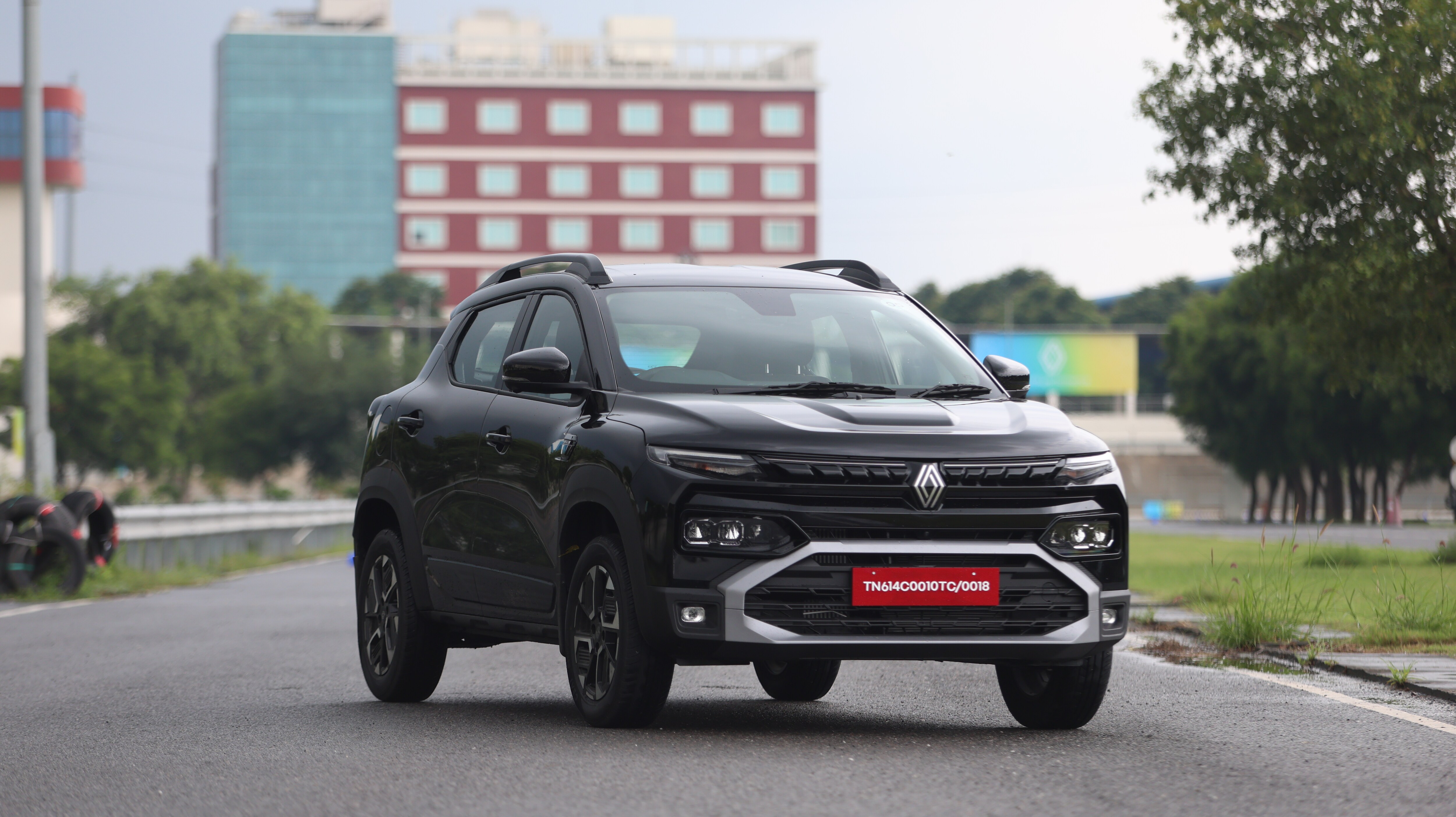 The 2025 Renault Kiger gets several cosmetic changes over the previous model, while the specifications of the sub-4 m SUV remain the same. (Mohd Nasir for HT Auto)