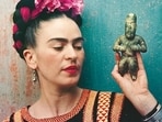 Frida Kahlo with Olmec figurine, 1939(Photo: Nickolas Muray © Nickolas Muray Photo Archives)