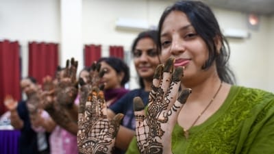 Gram it: Prepping for Karwa Chauth (today), around 200 women got their hands hennaed recently at Sector 122's Community Centre in Noida. (Sunil Ghosh/HT)