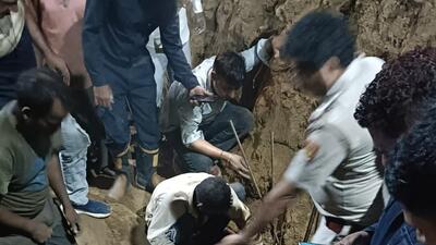A local alleged that the construction contractor had placed iron bars on the street and blocked the road. (HT PHOTO) A local alleged that the construction contractor had placed iron bars on the street and blocked the road. (HT PHOTO)