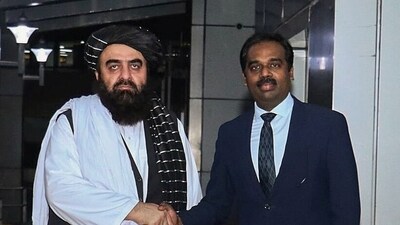 Afghanistan's foreign minister, Mawlawi Amir Khan Muttaqi, received a warm welcome on his arrival in New Delhi on Thursday. (@MEAIndia/ X) Afghanistan's foreign minister, Mawlawi Amir Khan Muttaqi, received a warm welcome on his arrival in New Delhi on Thursday. (@MEAIndia/ X)