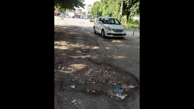Entry points to the Sector 16 and Sector 9 markets are particularly damaged, with several potholes in just a 100-metre stretch (HT Photo) Entry points to the Sector 16 and Sector 9 markets are particularly damaged, with several potholes in just a 100-metre stretch (HT Photo)