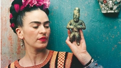 Frida Kahlo with Olmec figurine, 1939(Photo: Nickolas Muray © Nickolas Muray Photo Archives) Frida Kahlo with Olmec figurine, 1939(Photo: Nickolas Muray © Nickolas Muray Photo Archives)