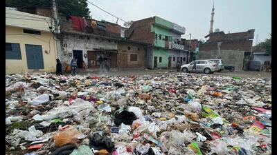 Garbage on the road in Lucknow’s Chowk area of Lucknow on Thursday. (Mushtaq Ali/HT Photo) Garbage on the road in Lucknow’s Chowk area of Lucknow on Thursday. (Mushtaq Ali/HT Photo)