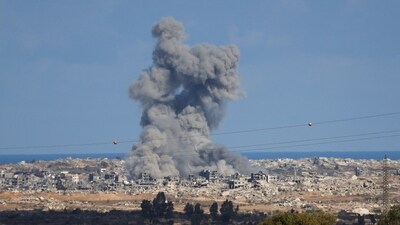 Smoke rises from explosions in Gaza, as seen from southern Israel, October 7, 2025. (File Photo/REUTERS)