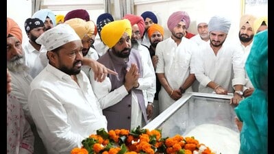 Punjab CM Bhagwant Singh Mann at the residence of singer Rajvir Jawanda in Ludhiana on Thursday. (HT Photo) Punjab CM Bhagwant Singh Mann at the residence of singer Rajvir Jawanda in Ludhiana on Thursday. (HT Photo)