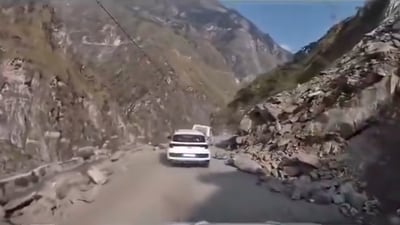 The people inside the car miraculously escaped and were not hurt in the incident. (X) The people inside the car miraculously escaped and were not hurt in the incident. (X)