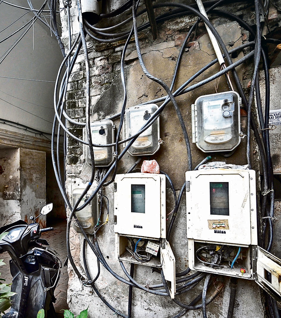 Wires dangle near drain pipes and meters in CP corridors, posing safety threats; traders call for urgent maintenance. (Sanchit Khanna/HT) Wires dangle near drain pipes and meters in CP corridors, posing safety threats; traders call for urgent maintenance. (Sanchit Khanna/HT)