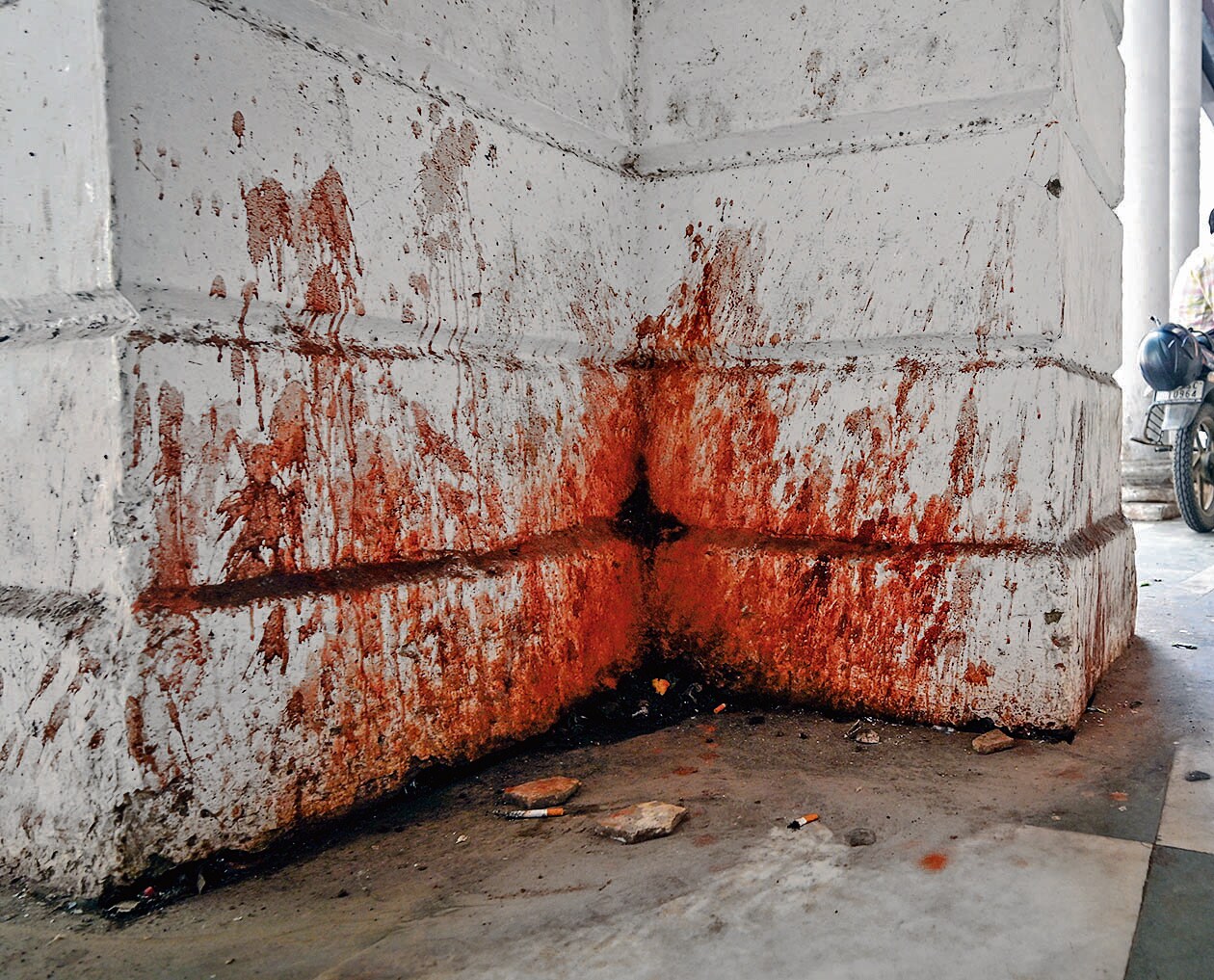 Once freshly painted for the G20, CP’s columns now bear paan stains and chipped paint as NDMC delays its maintenance project. (Sanchit Khanna/HT) Once freshly painted for the G20, CP’s columns now bear paan stains and chipped paint as NDMC delays its maintenance project. (Sanchit Khanna/HT)