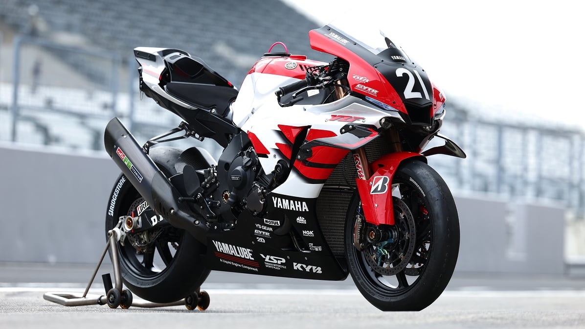 Yamaha YZF-R1 uses a 999 cc liquid-cooled engine. Yamaha YZF-R1 uses a 999 cc liquid-cooled engine.