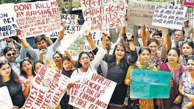Earlier in April this year, parents of students studying in private schools in Delhi staged a protest against an alleged school fee hike in front of the DoE office at Delhi Vidhan Sabha in New Delhi. (Hindustan Times) Earlier in April this year, parents of students studying in private schools in Delhi staged a protest against an alleged school fee hike in front of the DoE office at Delhi Vidhan Sabha in New Delhi. (Hindustan Times)