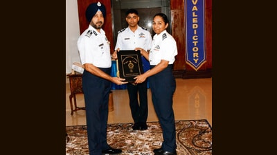 Squadron Leader Shivangi receives Qualified Flying Instructor (QFI) badge. (HT Photo) Squadron Leader Shivangi receives Qualified Flying Instructor (QFI) badge. (HT Photo)