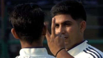Yashasvi Jaiswal performs concussion test on Shubman Gill. (Screengrabs - JioHotstar) Yashasvi Jaiswal performs concussion test on Shubman Gill. (Screengrabs - JioHotstar)