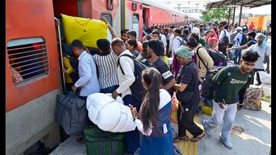 A heavy rush of migrants for boarding a train at the Ludhiana railway station on Saturday. (HT Photo)