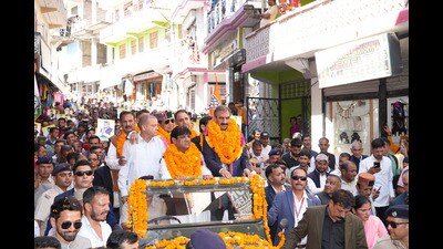 Chief minister Sukhvinder Singh Sukhu on Saturday accused the Bharatiya Janata Party (BJP) of obstructing Himachal Pradesh’s additional borrowing permissions from the Central government, despite similar permissions being granted during the BJP’s tenure. “State BJP leaders are creating hurdles in obtaining financial approvals from the Centre,” he said while addressing a public meeting in Karsog. (Birbal Sharma/HT) Chief minister Sukhvinder Singh Sukhu on Saturday accused the Bharatiya Janata Party (BJP) of obstructing Himachal Pradesh’s additional borrowing permissions from the Central government, despite similar permissions being granted during the BJP’s tenure. “State BJP leaders are creating hurdles in obtaining financial approvals from the Centre,” he said while addressing a public meeting in Karsog. (Birbal Sharma/HT)
