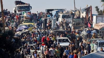 Palestinians, who were displaced to the southern part of Gaza at Israel's order, make their way back home on trucks amid a ceasefire deal between Israel and Hamas. (Mahmoud Issa/REUTERS)