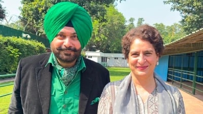 Navjot Singh Sidhu met Congress leader Priyanka Gandhi Vadra on Friday. (HT Photo)