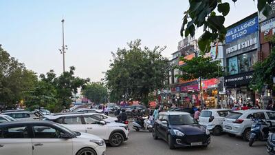 People face parking problems at Sector 14 HUDA Market on Friday. (Parveen Kumar/HT) People face parking problems at Sector 14 HUDA Market on Friday. (Parveen Kumar/HT)