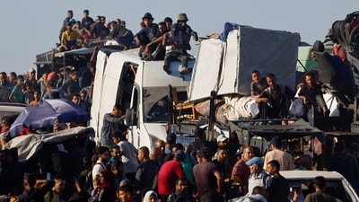 Displaced Palestinians make their way on trucks as they return home in Gaza after a ceasefire agreement between Israel and Hamas. (Mahmoud Issa/REUTERS)