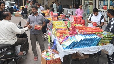 Over a week ahead of Diwali, the Delhi government has sought to lift the ban on firecrackers, informing the court in an affidavit about several measures it has planned (HT Photo)