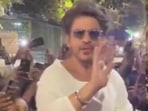 Shah Rukh Khan greeted his fans at 3 am outside the event venue in Ahmedabad. Shah Rukh Khan greeted his fans at 3 am outside the event venue in Ahmedabad.