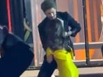Shah Rukh Khan helped Nitanshi Goel when she tripped at the Filmfare Awards event. Shah Rukh Khan helped Nitanshi Goel when she tripped at the Filmfare Awards event.