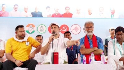 Leader of Opposition in the Lok Sabha and Congress leader Rahul Gandhi with senior leaders of the Mahagathbandhan. ( Hindustan Times File)