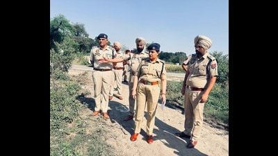 Accompanied by senior officials, SSP Ranjot Grewal examining site of encounter with gangster in Tarn Taran on Sunday (HT Photo)