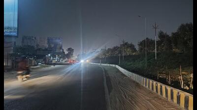 Dysfunctional street lights pose a risk to commuters at Shaheed Path in Gomti Nagar Extension. (Deepak Gupta/HT) Dysfunctional street lights pose a risk to commuters at Shaheed Path in Gomti Nagar Extension. (Deepak Gupta/HT)