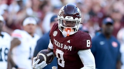 Le'Veon Moss #8 of the Texas A&M Aggies suffered an injury. (Getty Images via AFP) Le'Veon Moss #8 of the Texas A&M Aggies suffered an injury. (Getty Images via AFP)