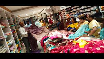 Kaftans, crop tops, shrugs & kurtas see a surge in Diwali sales (HT ) Kaftans, crop tops, shrugs & kurtas see a surge in Diwali sales (HT )