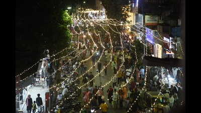 On both Saturday and Sunday, major areas including Laxmi Road, Fergusson College Road, J M Road, Aundh, Kothrud, and Hadapsar were choked with serpentine queues of vehicles, making commuting a long-drawn and challenging process. (MAHENDRA KOLHE/HT PHOTO)