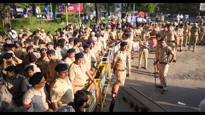 Policemen deployed outside a venue where a meeting was organised by several organisation demanding arrest of the Haryana DGP. (HT photo) Policemen deployed outside a venue where a meeting was organised by several organisation demanding arrest of the Haryana DGP. (HT photo)