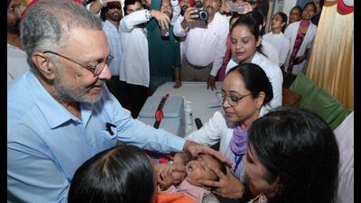 Punjab health minister Dr Balbir Singh administered polio drops to children at the booth (HT Photo) Punjab health minister Dr Balbir Singh administered polio drops to children at the booth (HT Photo)