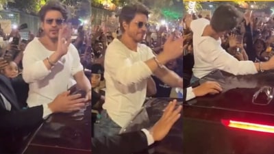 Shah Rukh Khan greeted his fans at 3 am outside the event venue in Ahmedabad.