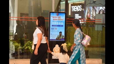 The QR code-based kiosk, set up at Ambience Mall, helps citizens clear challans instantly and supports the “Challan Nahi, Salah Milegi” campaign. (Parveen Kumar/HT) The QR code-based kiosk, set up at Ambience Mall, helps citizens clear challans instantly and supports the “Challan Nahi, Salah Milegi” campaign. (Parveen Kumar/HT)
